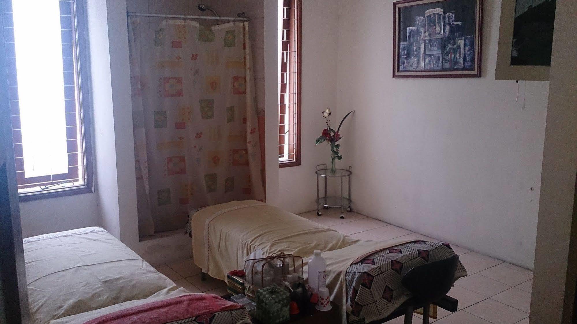 RedDoorz Hostel @ Dago 2 Bandung Zewnętrze zdjęcie