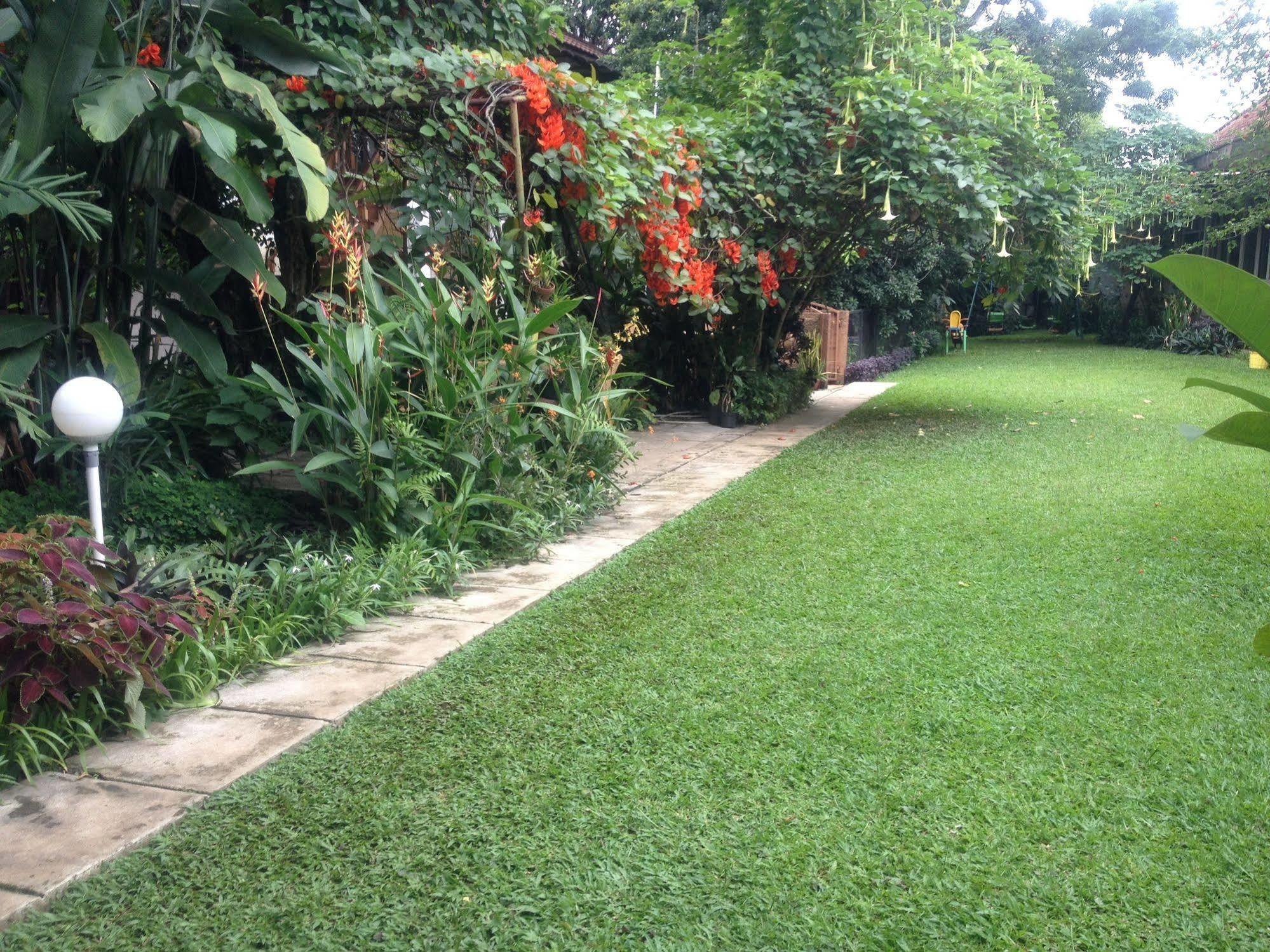 RedDoorz Hostel @ Dago 2 Bandung Zewnętrze zdjęcie